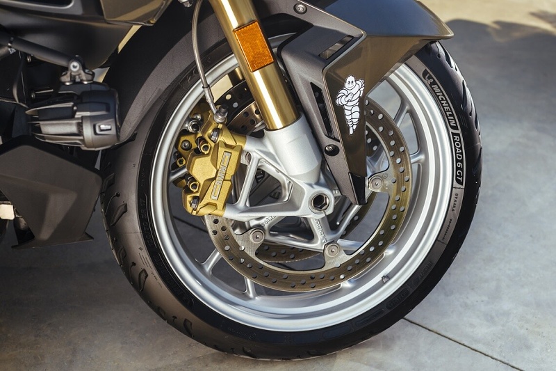  Pneumatika MICHELIN® Road 6 GT ztělesňuje dvě desetiletí neustálých inovací a technologií MICHELIN z nejvyšší úrovně odborných znalostí.