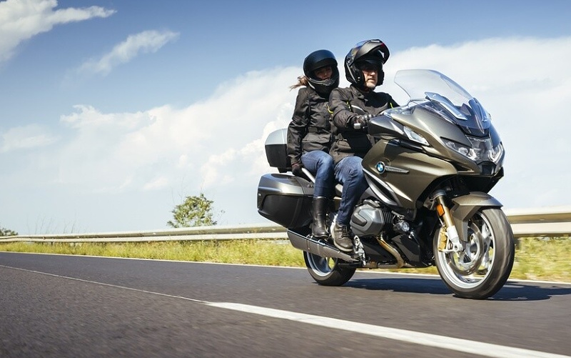 Pneumatika MICHELIN® Road 6 GT poskytuje o 10 % delší životnost běhounu ve srovnání s předchozí generací.